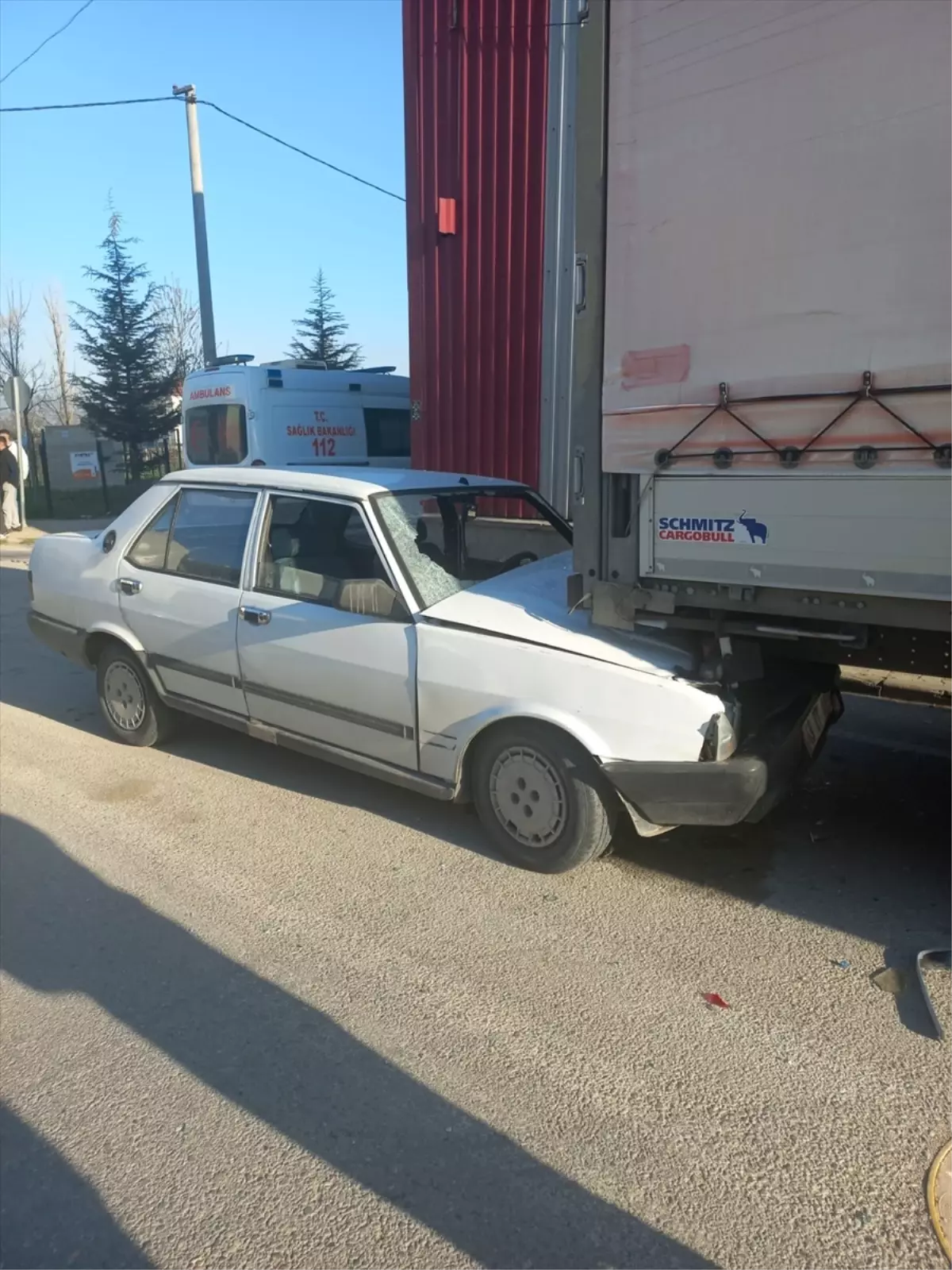 İnegöl'de Park Halindeki Tıra Çarpan Otomobil Sürücüsü Hastaneye Kaldırıldı