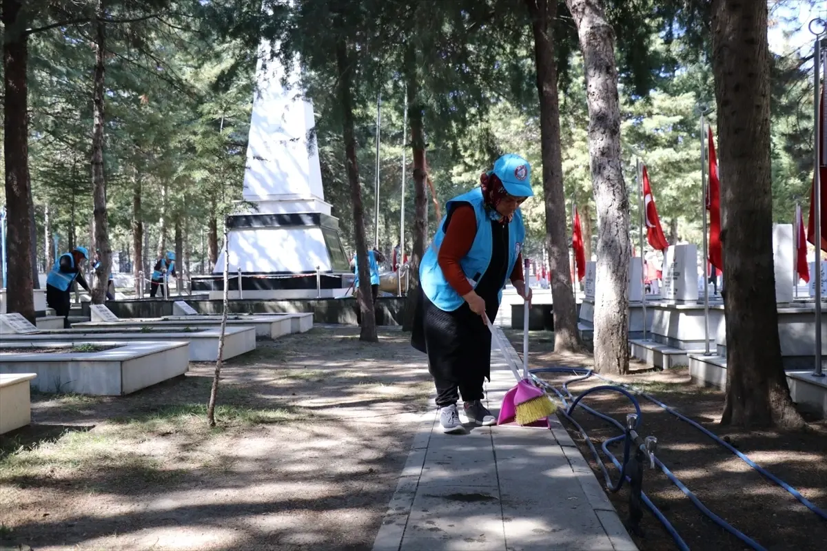 İsparta’da Şehit Mezarı Bakımı Ramazan Bayramı Öncesinde Başladı