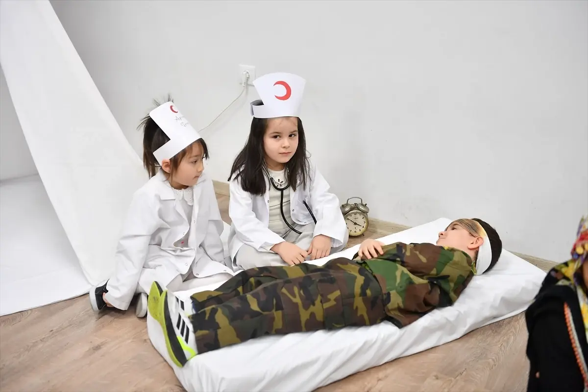 Kayseri'de Çanakkale Şehitlerini Anma Etkinliği: Ulu Çınarlar Altında Buluşan Öğrenciler