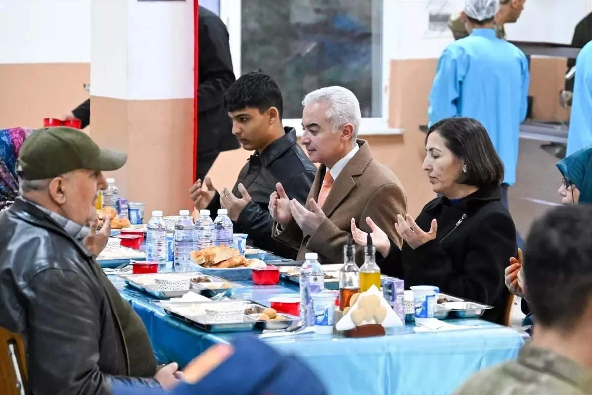 Kırklareli Valisi Uğur Turan, Vize'de Şehit Aileleri ve Gazilerle Birlikte İftar Etkinliğine Ev Sahipliği Yaptı