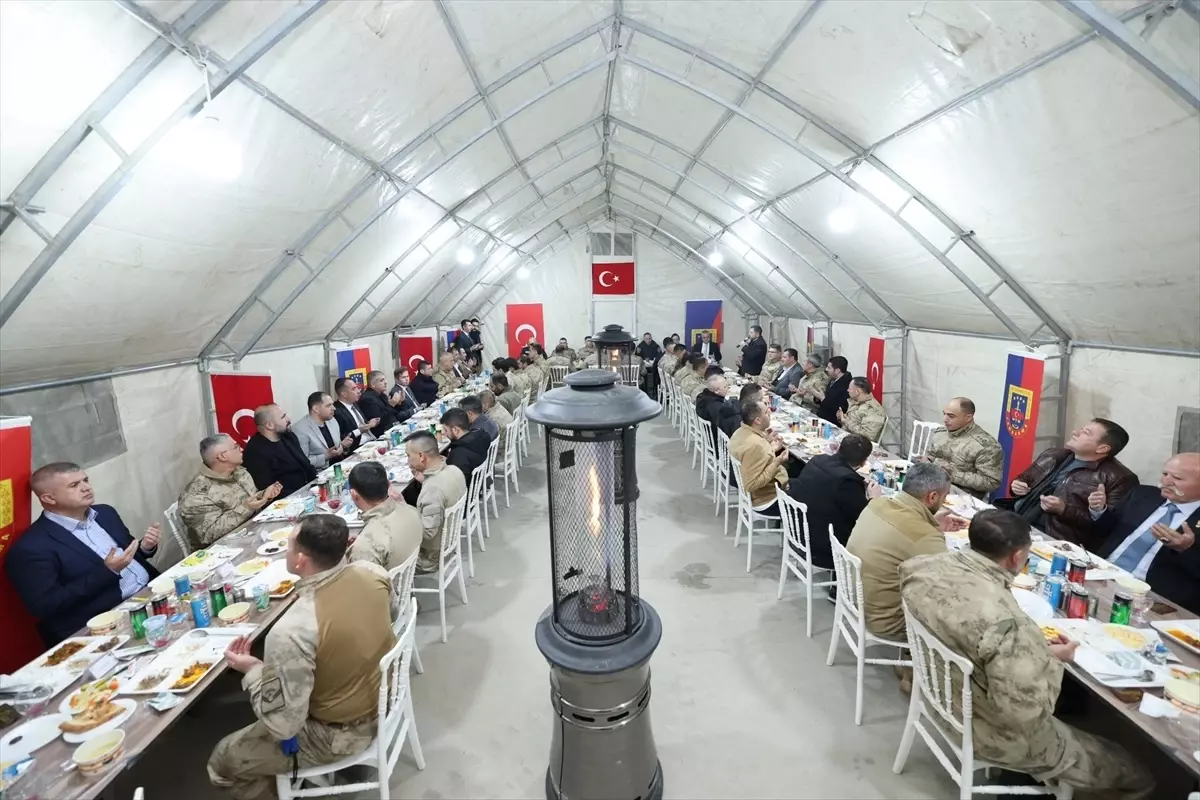 Mardin Valisi Tuncay Akkoyun, Nusaybin'de Güvenlik Güçleriyle İftarı Paylaştı