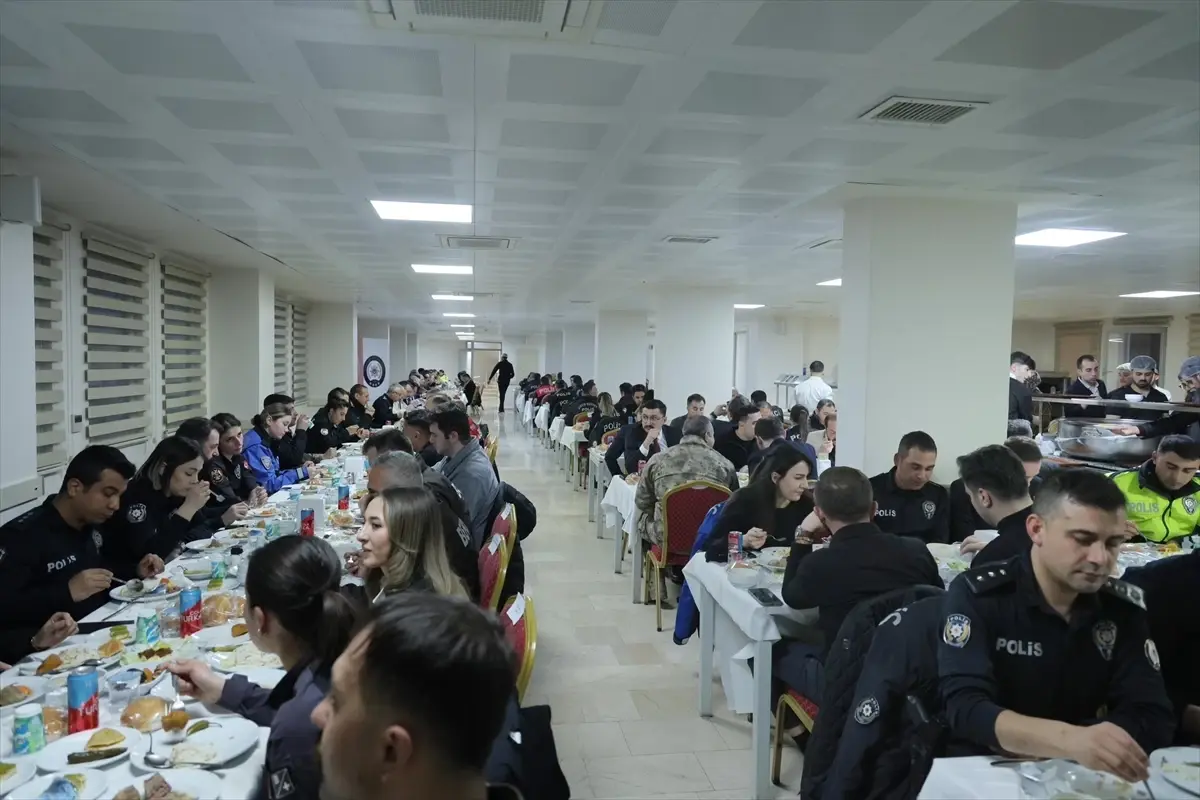 Mardin Valisi Tuncay Akkoyun, Özel Harekat Polisleriyle Ramazan Sofrasını Paylaştı
