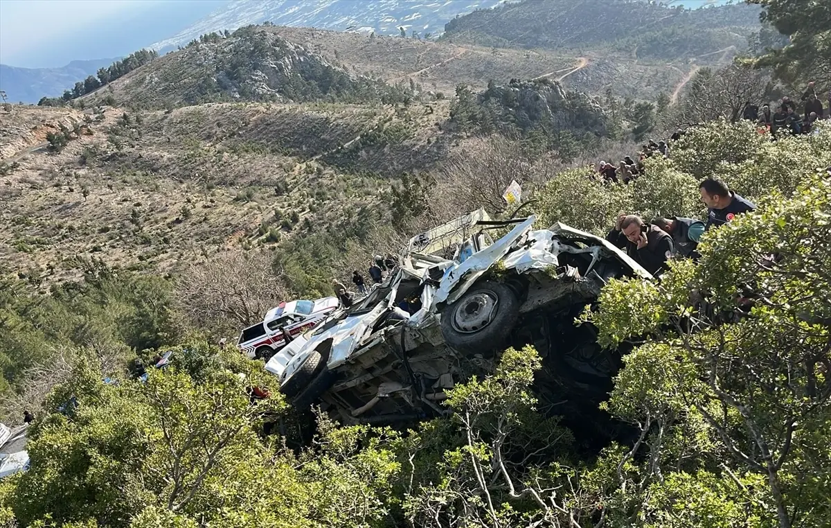 Mersin Anamur’da Tarım İşçilerini Taşıyan Minibüs Şarampole Yuvarlandı: 2 Ölü, 12 Yaralı