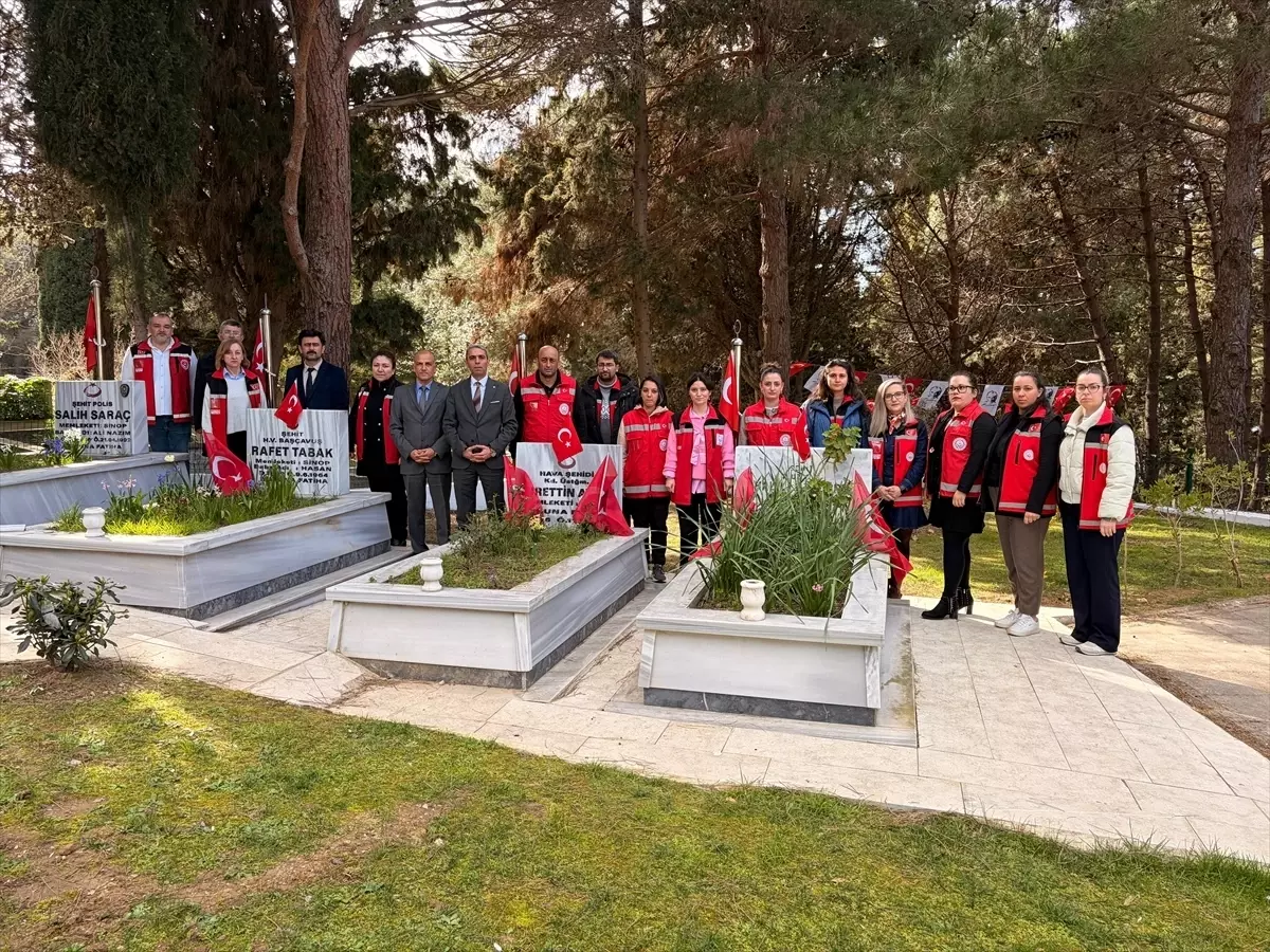 Sinop'ta Aile ve Sosyal Hizmetler Personeli Şehitlikte Anlamlı Ziyaret Gerçekleştirdi