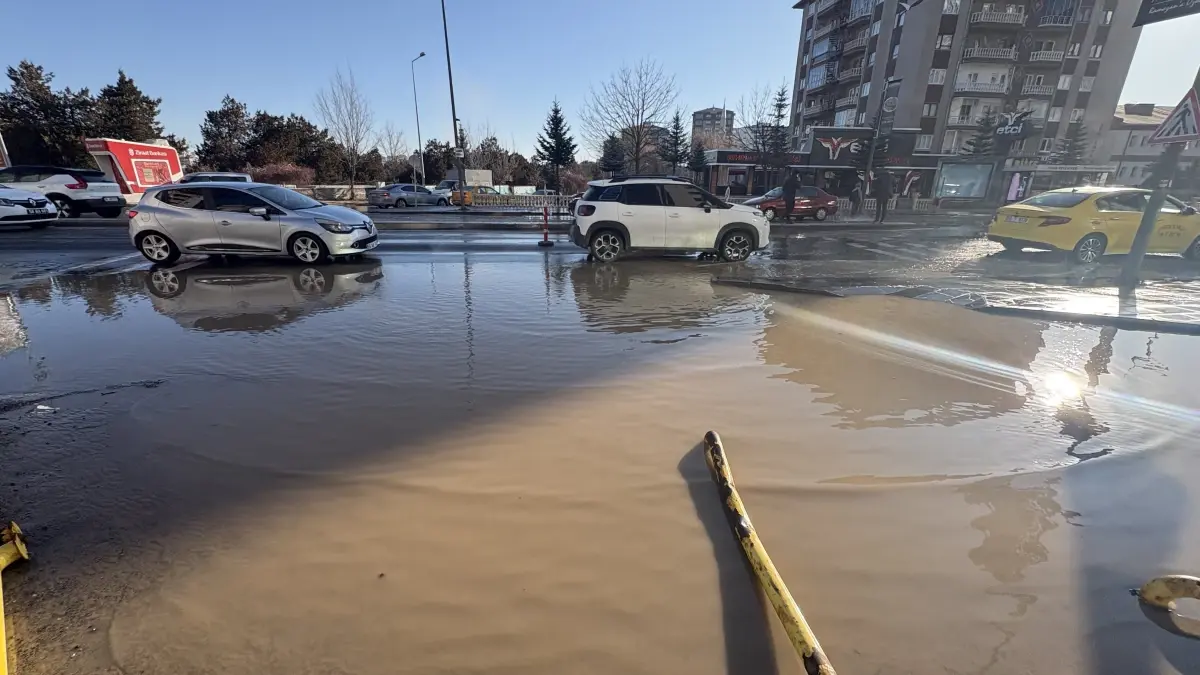 Sivas'ta Su Borusu Patlaması Yolun Çökmesine Neden Oldu