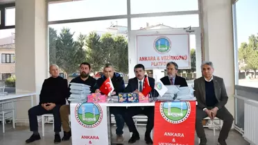 Dağıtılan bayramlık kıyafetler ve harçlık paketleri