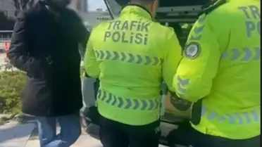 Polis memuru dur işareti veriyor