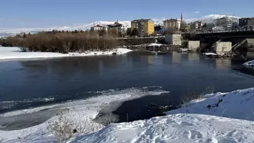 Erzurum’da karla kaplı sokaklar