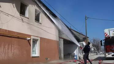 Yangın sonrası yıkılan ev ve atölye