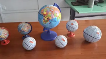 Seda Kitapçıoğlu ve öğrencileri kabartmalı küre ile