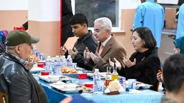 Şehit aileleri ve gazilerle birlikte iftar sofrası