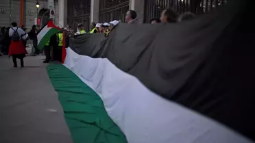 Madrid'de İnsan Zinciriyle Savaş Karşıtı Gösteri Düzenlendi