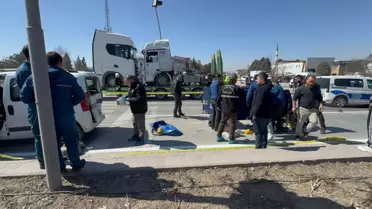 Kazada çarpışan motosiklet ve ticari araç