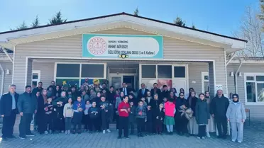 İstiklal Marşı söyleyen öğrenciler