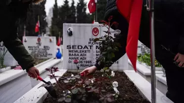 Şehitlikte bayram öncesi vefa töreni görüntüsü