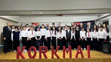 Etkinlikte marş okuyan öğrenciler