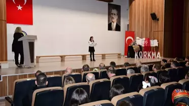 Tören sırasında marş okuyan öğrenciler