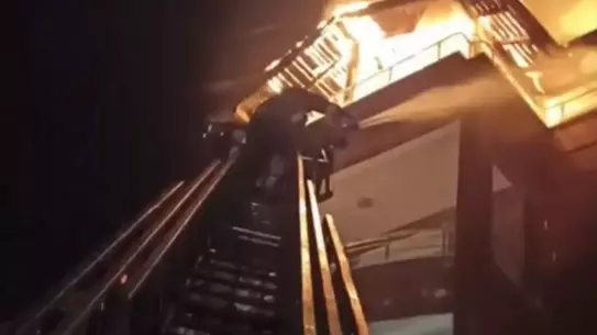 Yangın sonrası apartmanın çatı katı