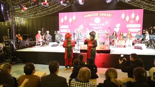 Selimiye Meydanı'nda geleneksel müzik performansı