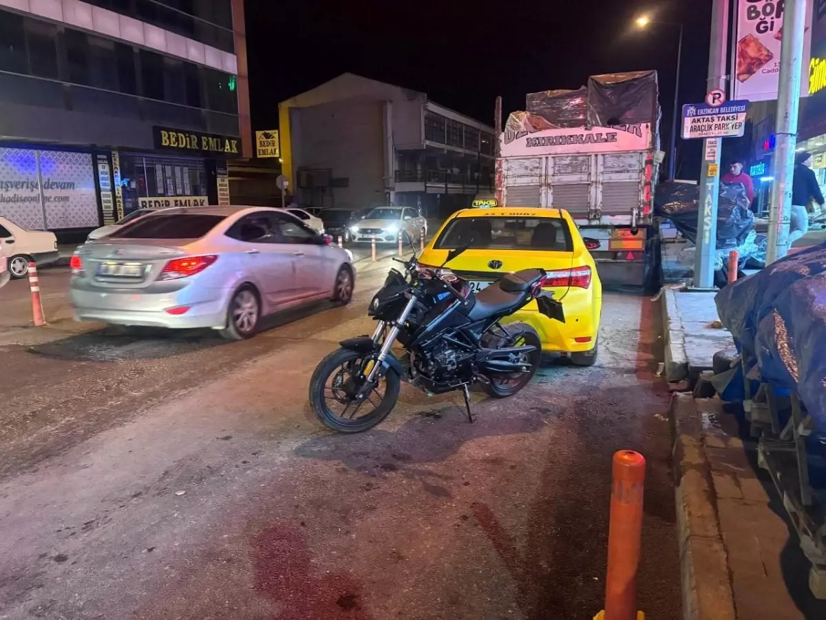 Erzincan’da Motosiklet ve Otomobil Çarpışması: Sürücü Yaralı