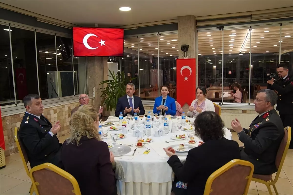 Edirne Valisi Yunus Sezer, Jandarma Personeli ve Şehit Aileleriyle Ramazan İftarı Buluşması Gerçekleştirdi