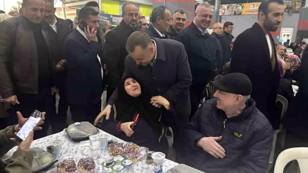 Ezine'de 10 Bin Kişi Ramazan Sofrasını Paylaştı: Birlik ve Beraberlik Mesajı
