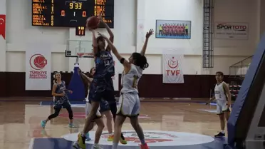 Genç kızlar basketbol sahasında mücadele ediyor