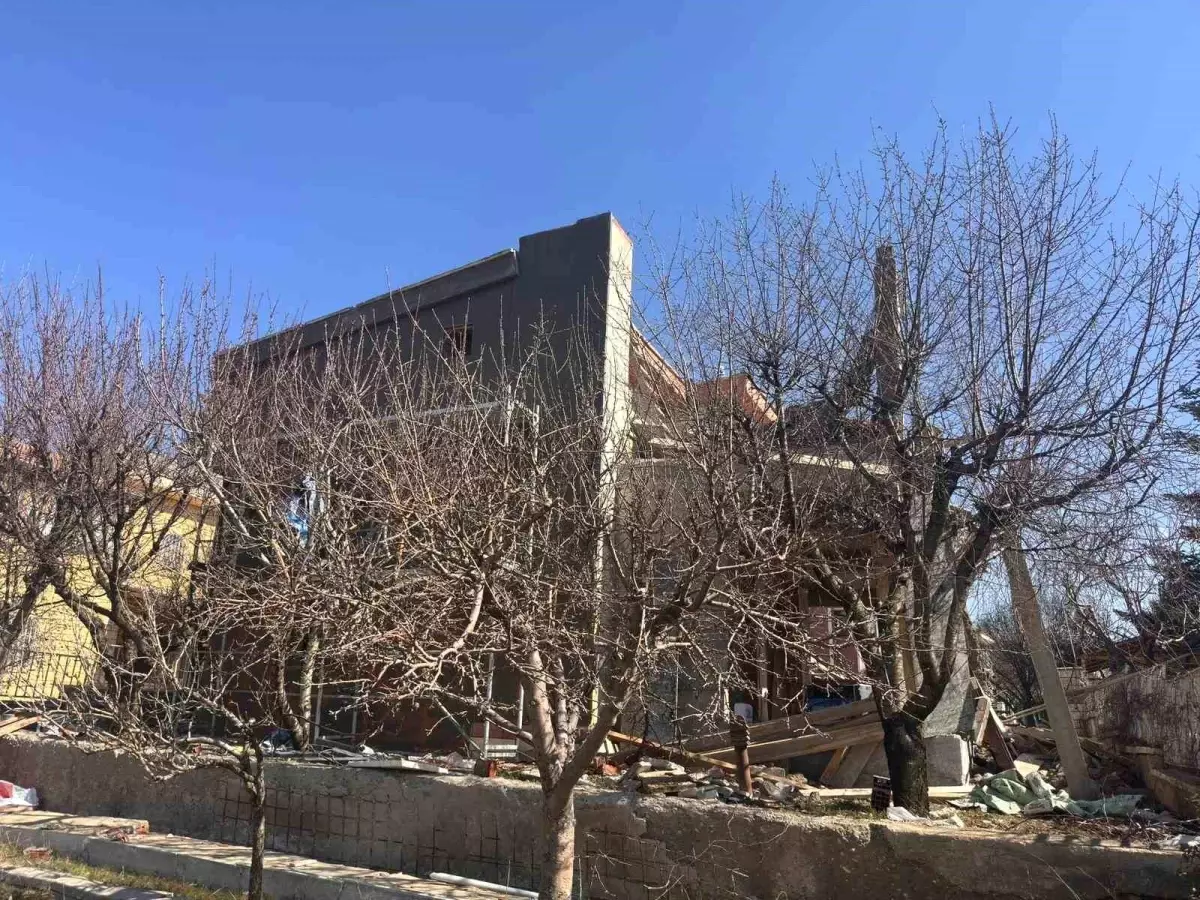 Ankara Akyurt'ta Kaçak Balkon Çökmesi: 1 İşçi Ağır, 2 İşçi Hafif Yaralı
