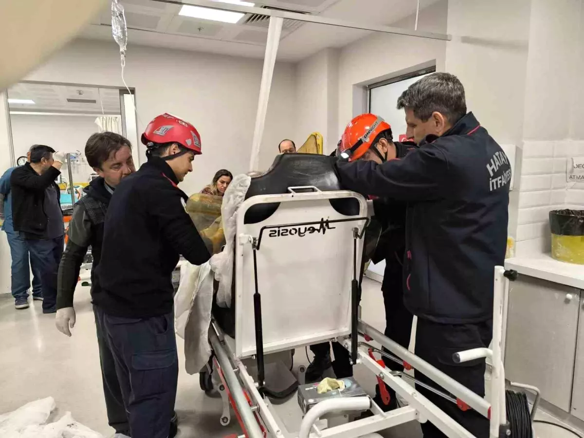 Dörtyol’da Göğüsüne Saplanan Demir, İtfaiye Ekiplerinin Hızlı Müdahalesiyle Çıkarıldı