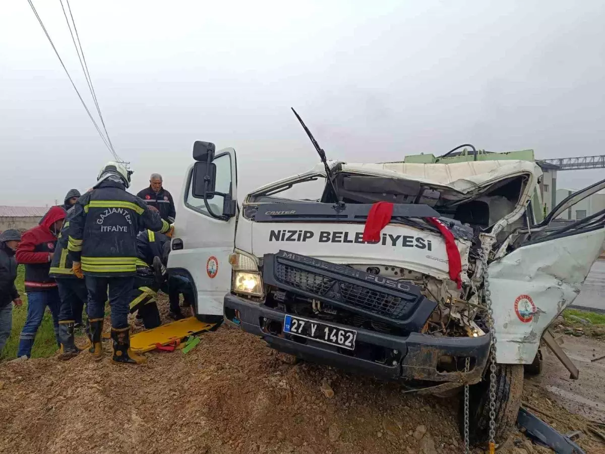 Nizip’te Belediye Araçları Elektrik Direğine Çarptı: Sürücü Hastaneye Kaldırıldı