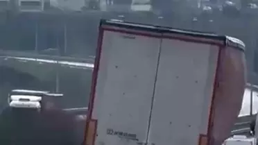 Yan yatan tırın detaylı fotoğrafı