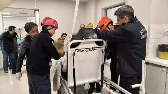 İtfaiye ekiplerinin demiri kestikten sonra hastaya müdahalesi