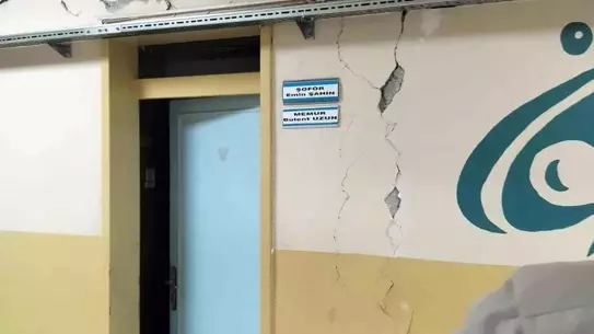 Niksar okulunun iç mekanındaki çatlaklar