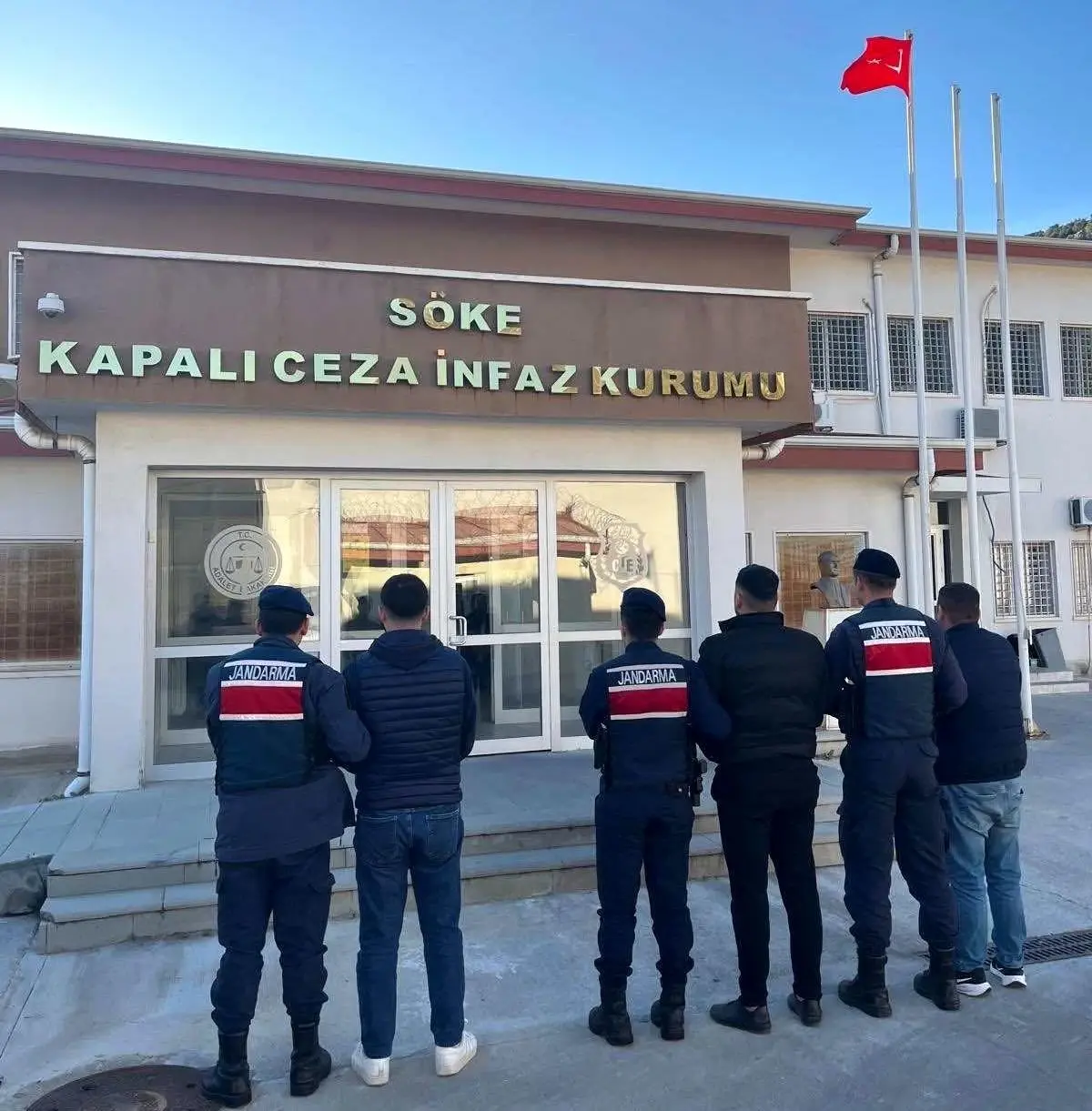 Aydın’da Jandarma, Germencik ve Söke’de 16 Düzensiz Göçmeni ve 4 Organizatörü Gözaltına Aldı