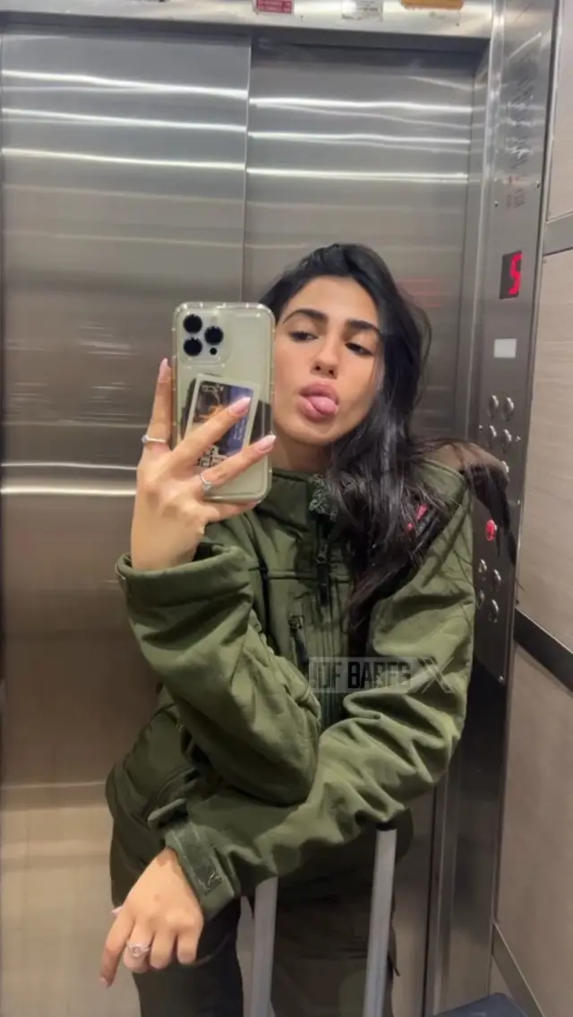 Kadın askerlerin grup fotoğrafı, komik bir pozda