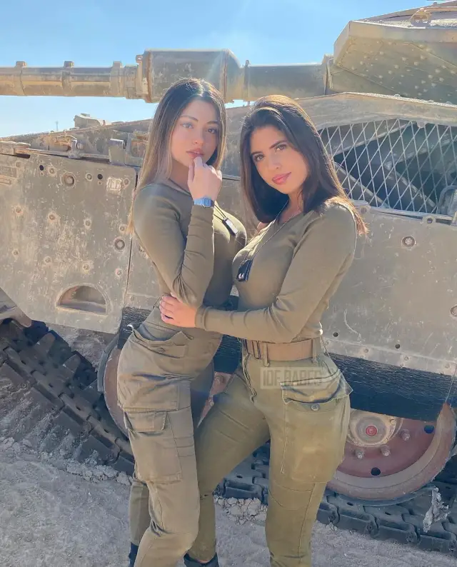 Bir asker, kaskını şapka gibi takıyor