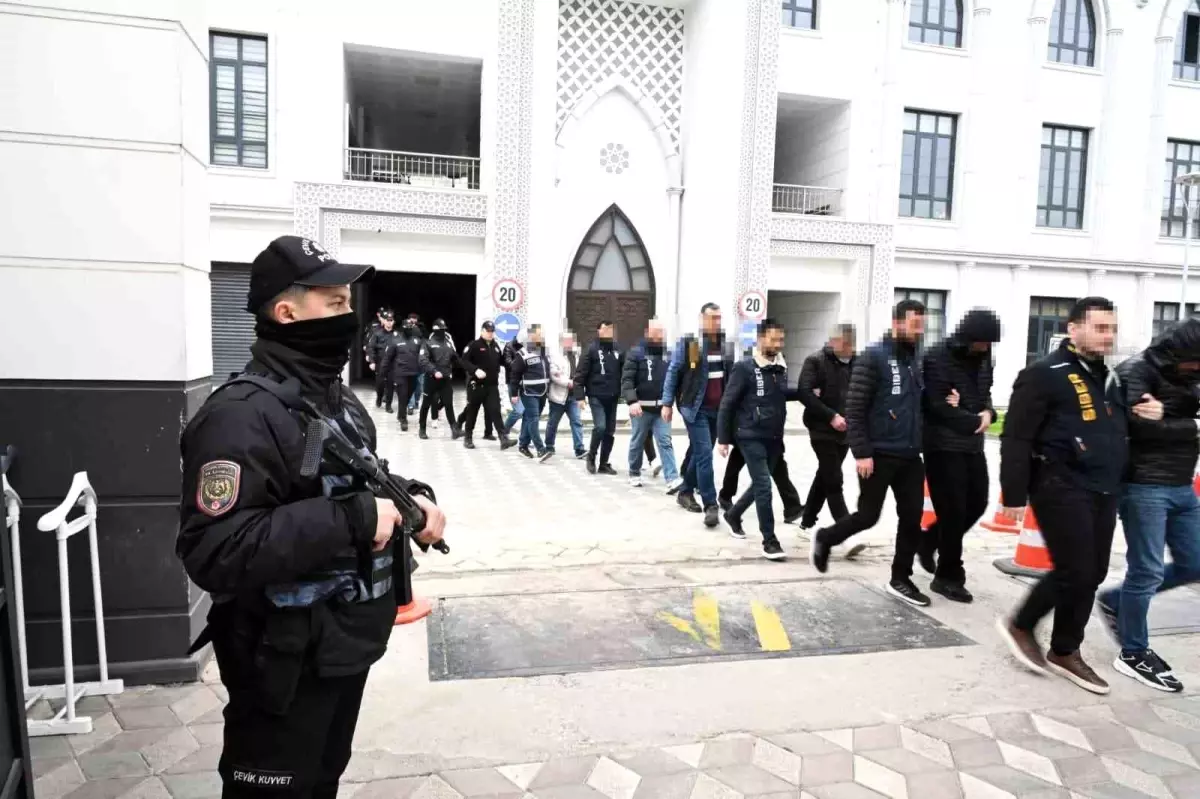 Kocaeli'de Sahte Çağrı Merkezi Operasyonu: 18 Kişi Tutuklandı