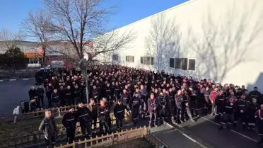 Petlas çalışanları zam talebiyle bir arada