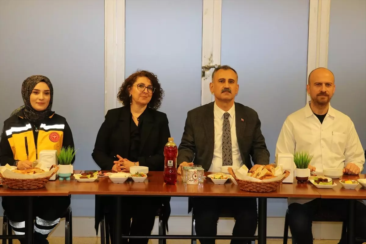 Ağrı Valisi Önder Bozkurt, 14 Mart Tıp Bayramı’nda Sağlık Çalışanlarıyla İftar Yaptı