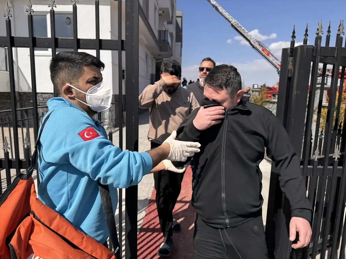 Aksaray'da Apartman Yangını: 10 Kişi Hayatta Kaldı, Dumanla Mücadele