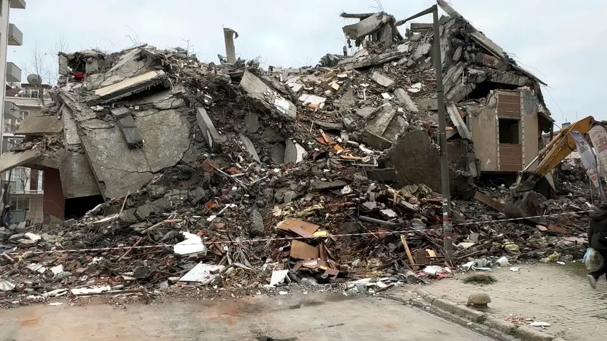 Avcılar’da 5 Katlı Bina Yıkım Sırasında Çöktü: Can Kaybı Yok, 30 Bin Lira Ceza Kesildi