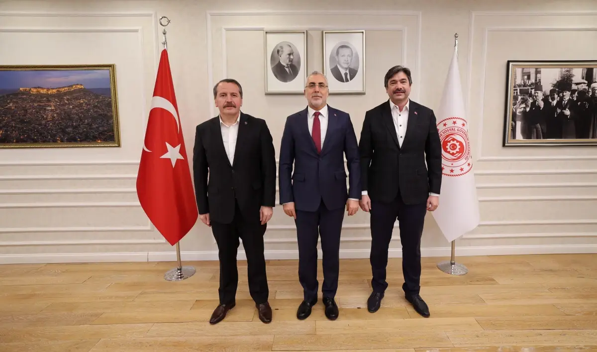 Bakan Işıkhan ve Memur‑Sen temsilcileri toplantı anı