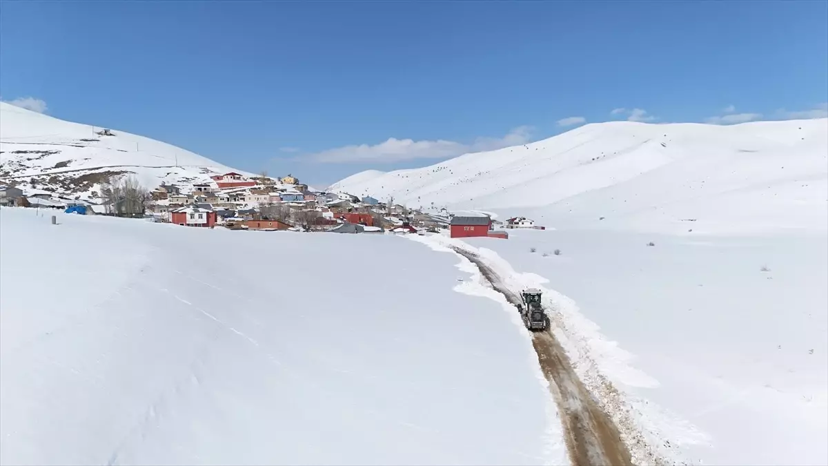 Bayburt'ta 2 Metre Karla Köy Yolları Felç Oldu, Temizlik Çalışmaları Hız Kesmeden Devam Ediyor