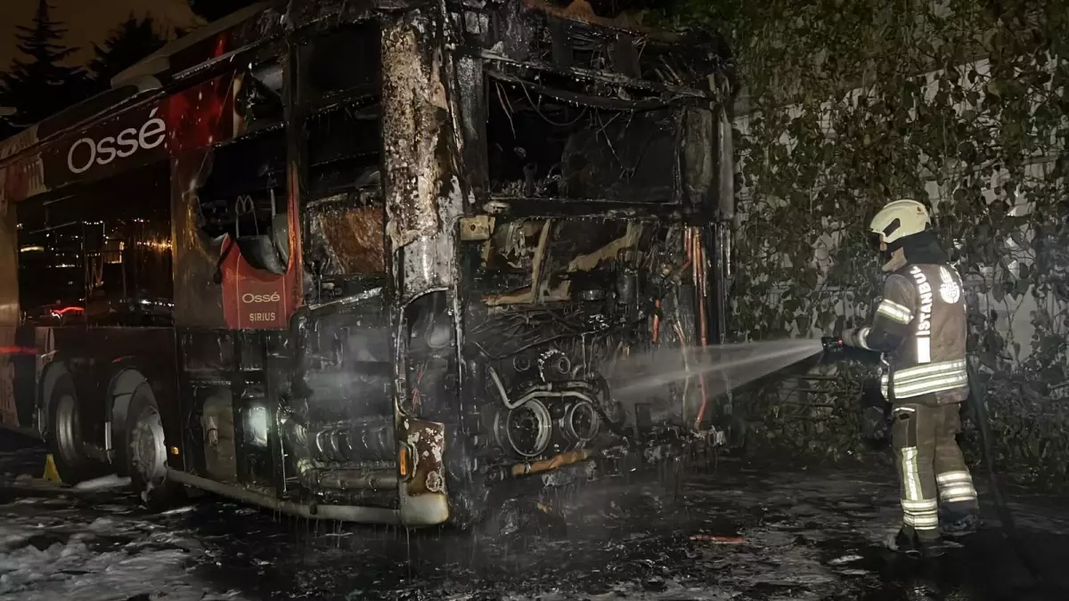 Beşiktaş'ta Metrobüs Yangını: Motor Bölümünde Alevler Yükseldi, 60 Yolcu Tahliye Edildi