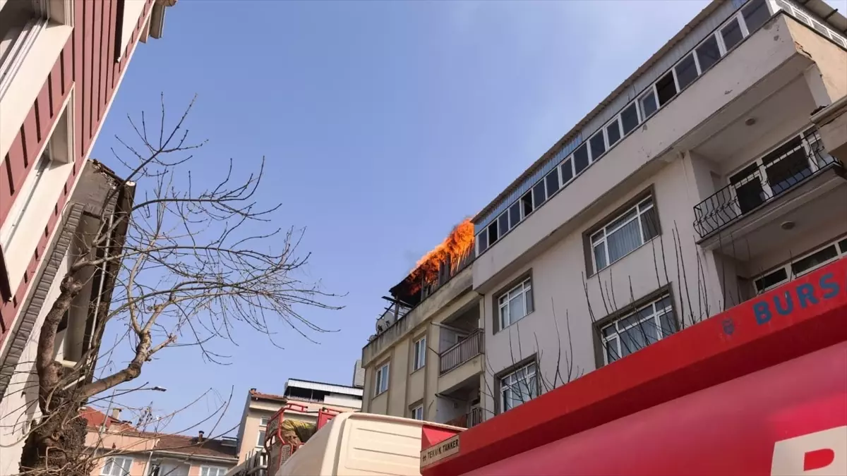 İnegöl'de 4 Katlı Bina Yangını Kontrol Altına Alındı