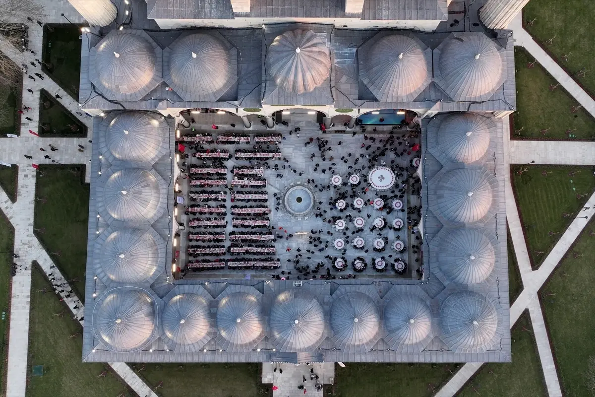 Edirne'de Selimiye Camisi'nde Büyük İftar: Balkan Şehirleri Tek Sofrada Buluştu