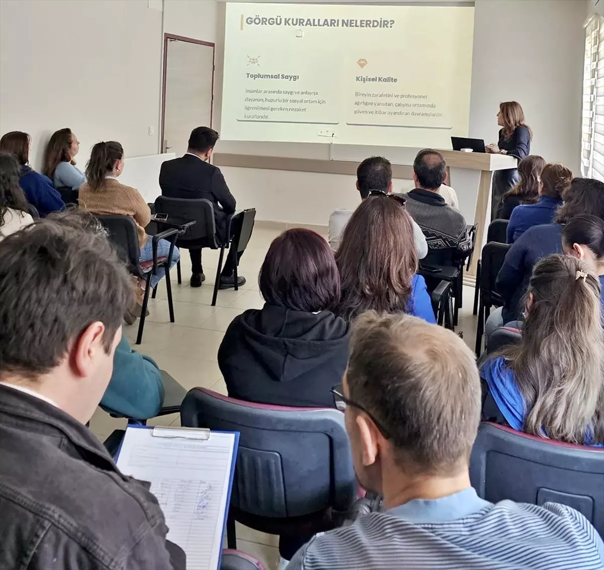 Gelibolu’da Sağlık Çalışanlarına Protokol ve Görgü Kuralları Eğitimi Verildi