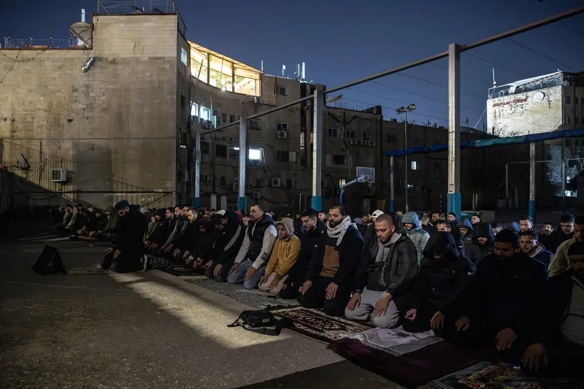 Doğu Kudüs’te Filistinliler Mescid-i Aksa’yı Kapalı Görerek Sokaklarda Teravih Namazı Kıldı