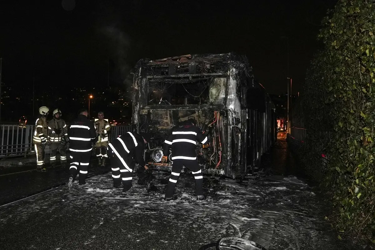 Beşiktaş'ta Metrobüste Çıkan Yangın Kontrol Altına Alındı, Yolcular Güvenli Şekilde Tahliye Edildi