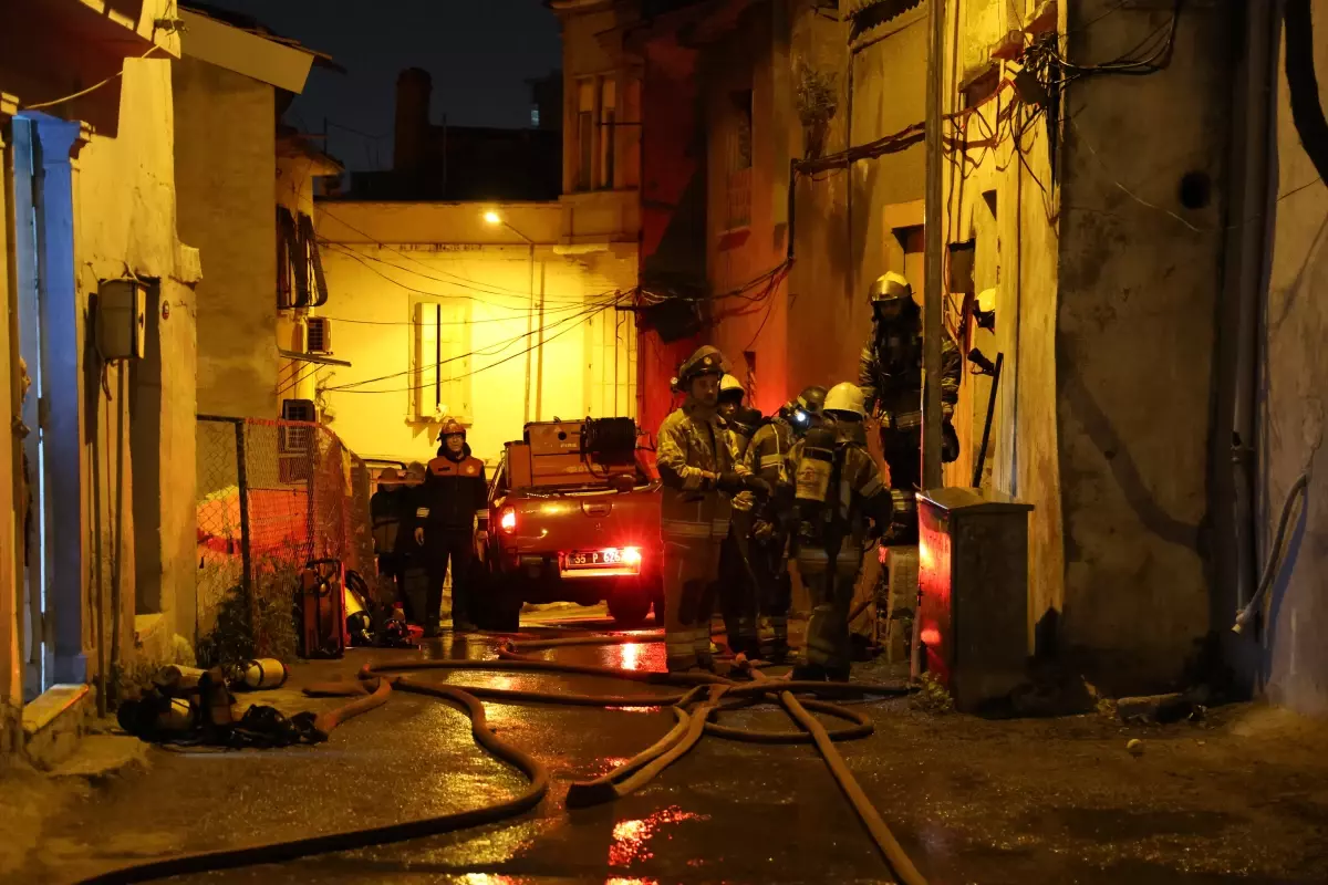 İzmir Konak'ta 2 Katlı Ev Yangını: Tamamen Kullanılamaz Hale Geldi